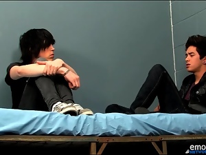 Smooth emo twinks kiss lustily in bed