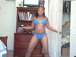 Webcam dance video with black chick in bikini