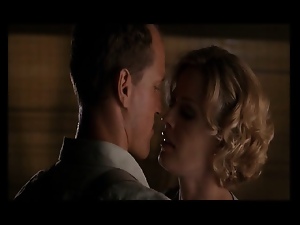 Elisabeth Shue hot showing us her cleavage while making out