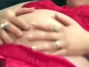 Amateur preggo finger fucking her big slit