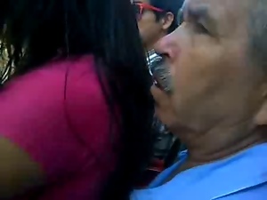 Tiozinho encoxa uma gostosa - Grandpa enjoying the girl ass
