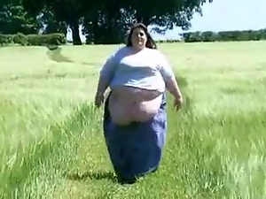 SSBBW walking