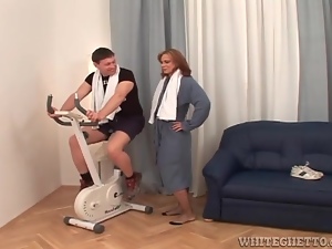 Guy gets off the bike to get sucked by a milf