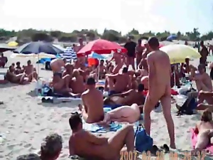 Voyeur cam catches a beautiful girl at a nude beach