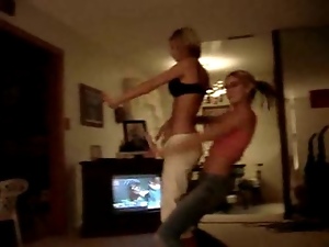 girls dancin