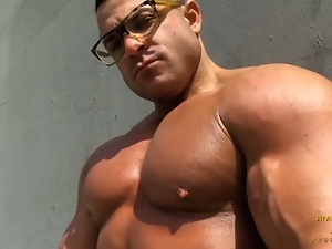 Big Muscle Chaz Ryan hits Venice Beach