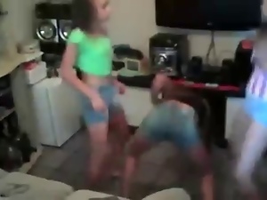 Minha Prima Novinha Carol e Amigas Dancando Funk