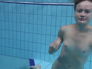 Tight body in a hot bikini for underwater porn