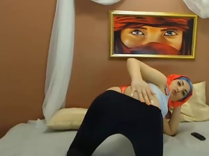 sexual hijabi shakes butt on cam