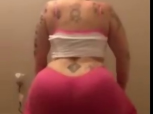 Pawg twerking in pinky